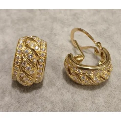 PENDIENTES Pendientes en oro amarillo y brillantes.