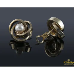 PENDIENTES Pendientes en oro amarillo con centro de perla.