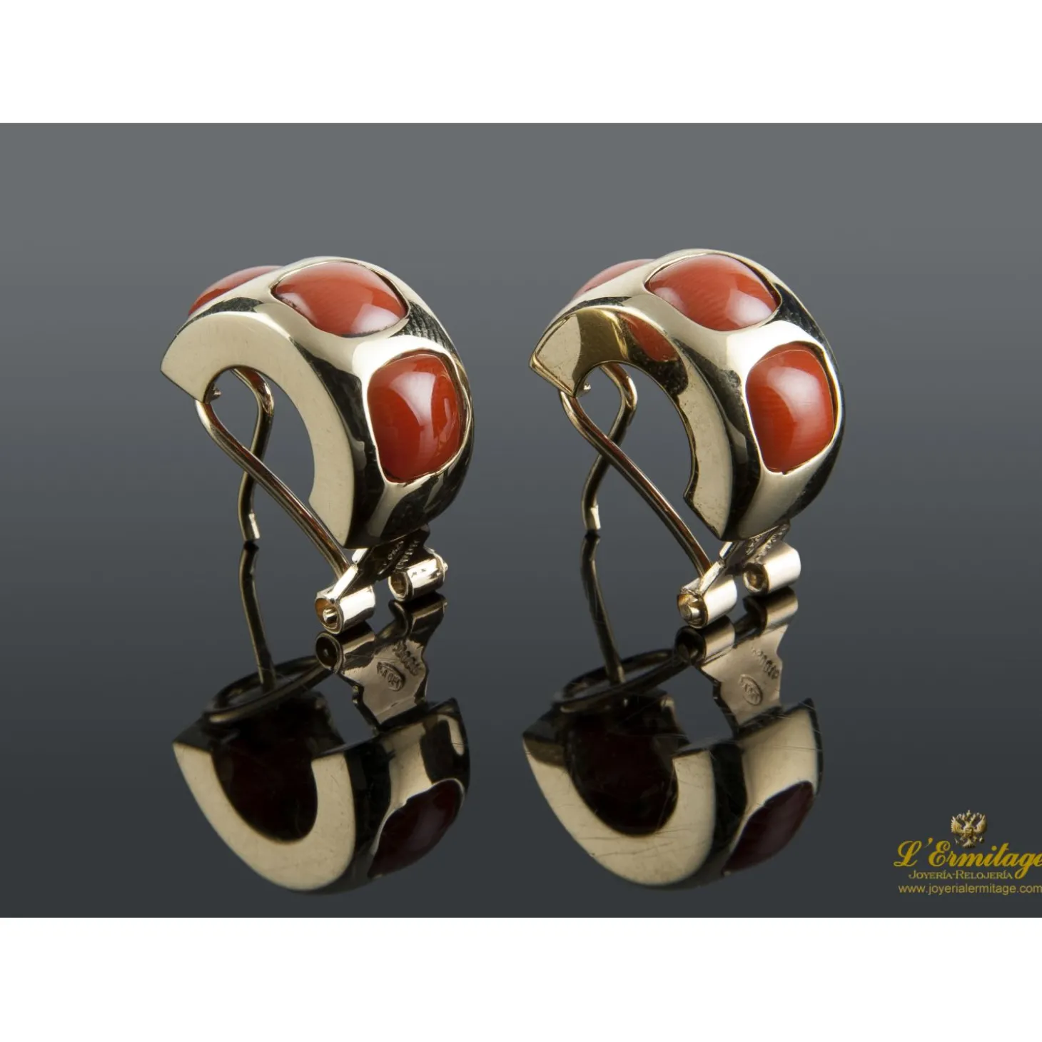 PENDIENTES Pendientes en oro amarillo con coral.