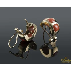 PENDIENTES Pendientes en oro amarillo con coral.