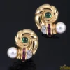 PENDIENTES Pendientes en oro amarillo con perlas, esmeraldas, rubíes y diamantes.