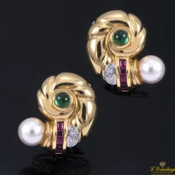 PENDIENTES Pendientes en oro amarillo con perlas, esmeraldas, rubíes y diamantes.