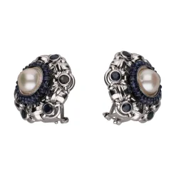 PENDIENTES Pendientes en oro blanco con perlas y zafiros.