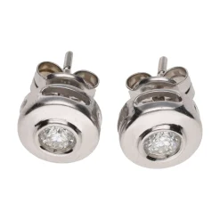 PENDIENTES Pendientes en oro blanco con brillante en chatón.