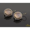 PENDIENTES Pendientes en oro amarillo con piedra semipreciosa rosa y perlas.