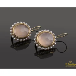 PENDIENTES Pendientes en oro amarillo con piedra semipreciosa rosa y perlas.