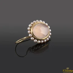 PENDIENTES Pendientes en oro amarillo con piedra semipreciosa rosa y perlas.