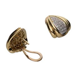 PENDIENTES Pendientes en oro amarillo con cuajado de brillantes.