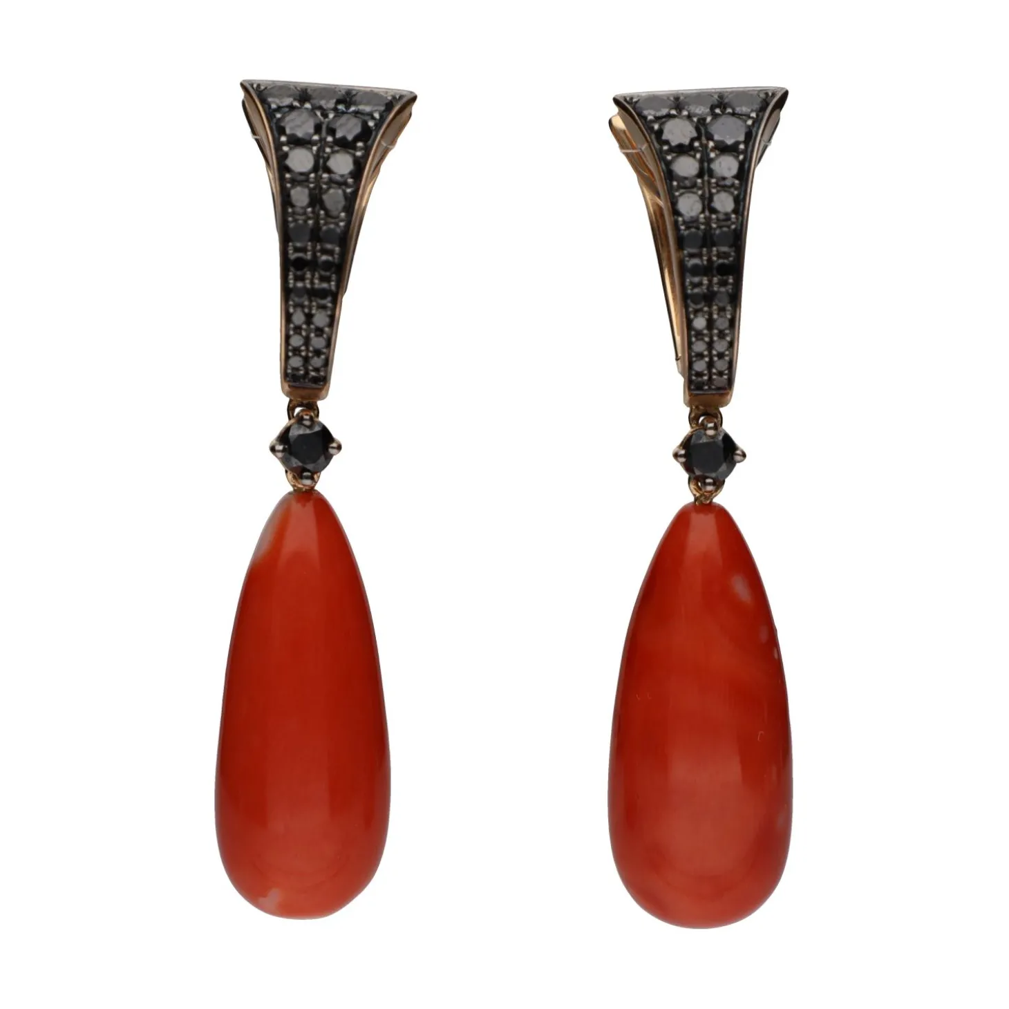 PENDIENTES Pendientes firmados por suarez en oro amarillo con coral y diamantes negros.