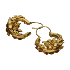 PENDIENTES Pendientes florares en oro amarillo.