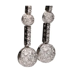 PENDIENTES Pendientes largos en oro blanco y brillantes.