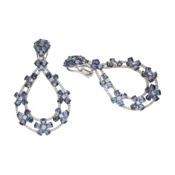 PENDIENTES Pendientes largos realizados en oro blanco con zafiros y brillantes.
