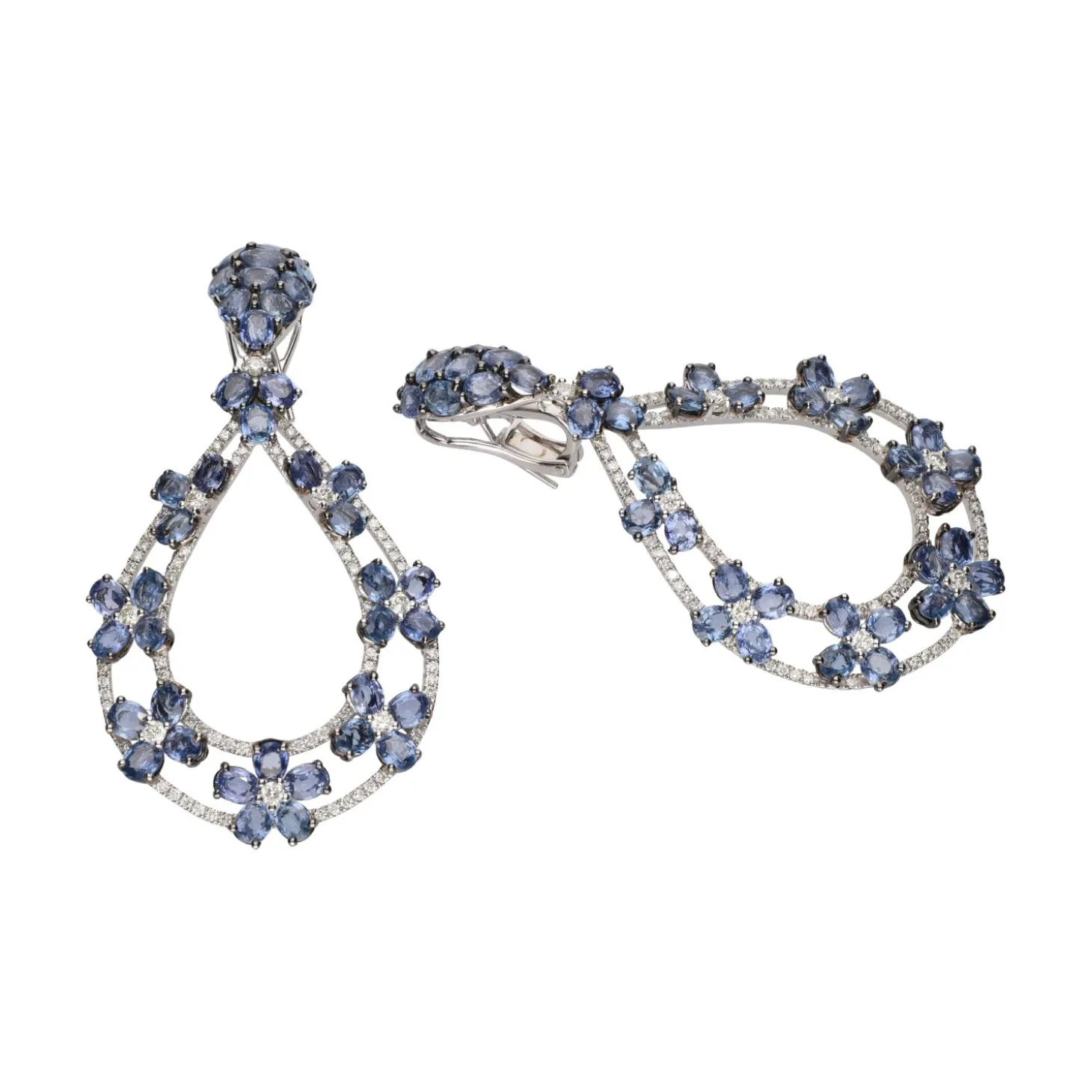 PENDIENTES Pendientes largos realizados en oro blanco con zafiros y brillantes.