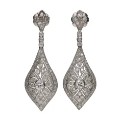 PENDIENTES Pendientes largos en oro blanco y brillantes.