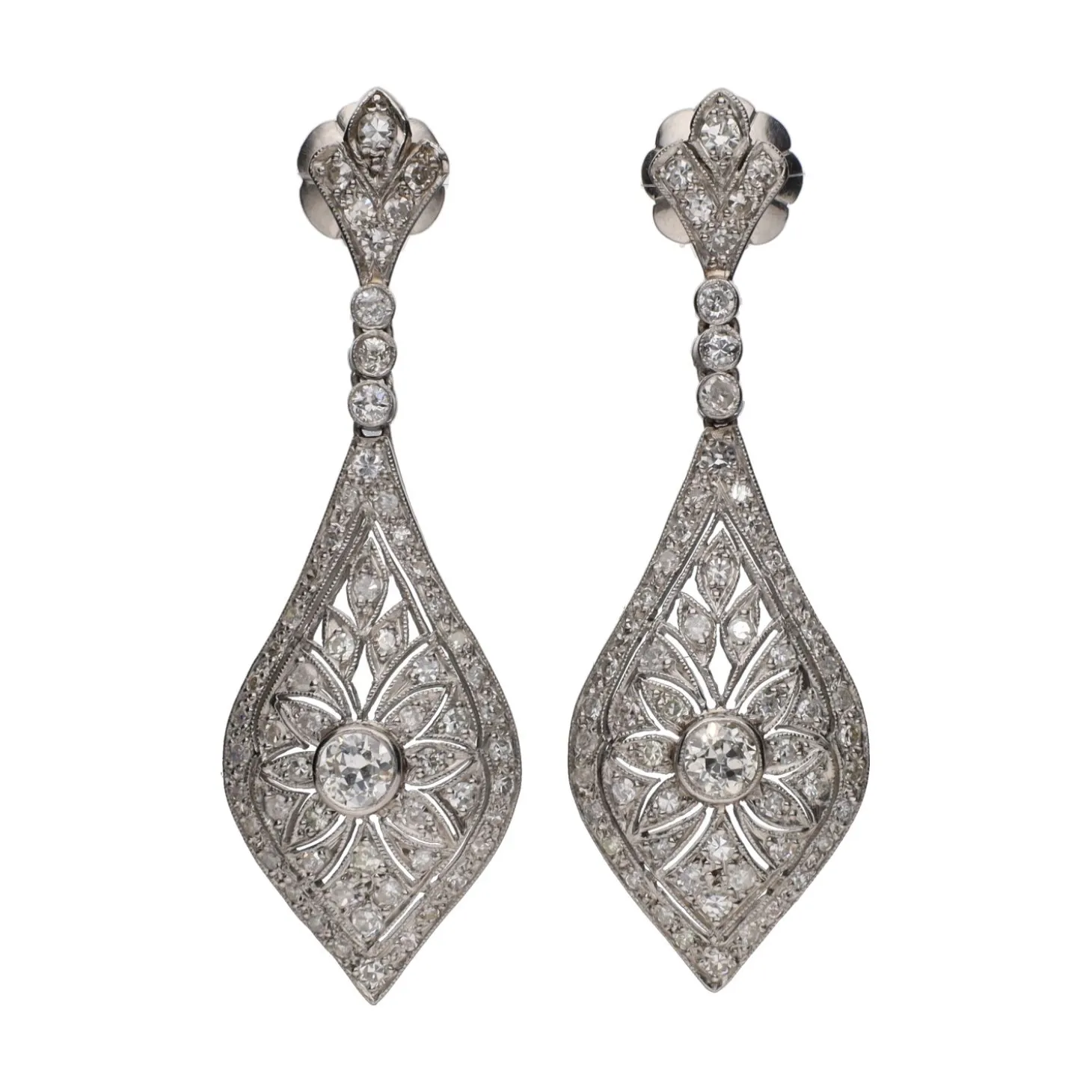 PENDIENTES Pendientes largos en oro blanco y brillantes.