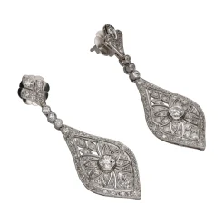 PENDIENTES Pendientes largos en oro blanco y brillantes.