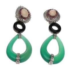 PENDIENTES Pendientes largos en oro blanco con coral, rubíes, jade, ónix y diamantes.