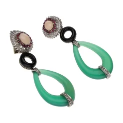 PENDIENTES Pendientes largos en oro blanco con coral, rubíes, jade, ónix y diamantes.