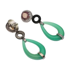 PENDIENTES Pendientes largos en oro blanco con coral, rubíes, jade, ónix y diamantes.