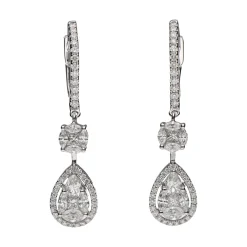 PENDIENTES Pendientes largos en oro blanco con diamantes.