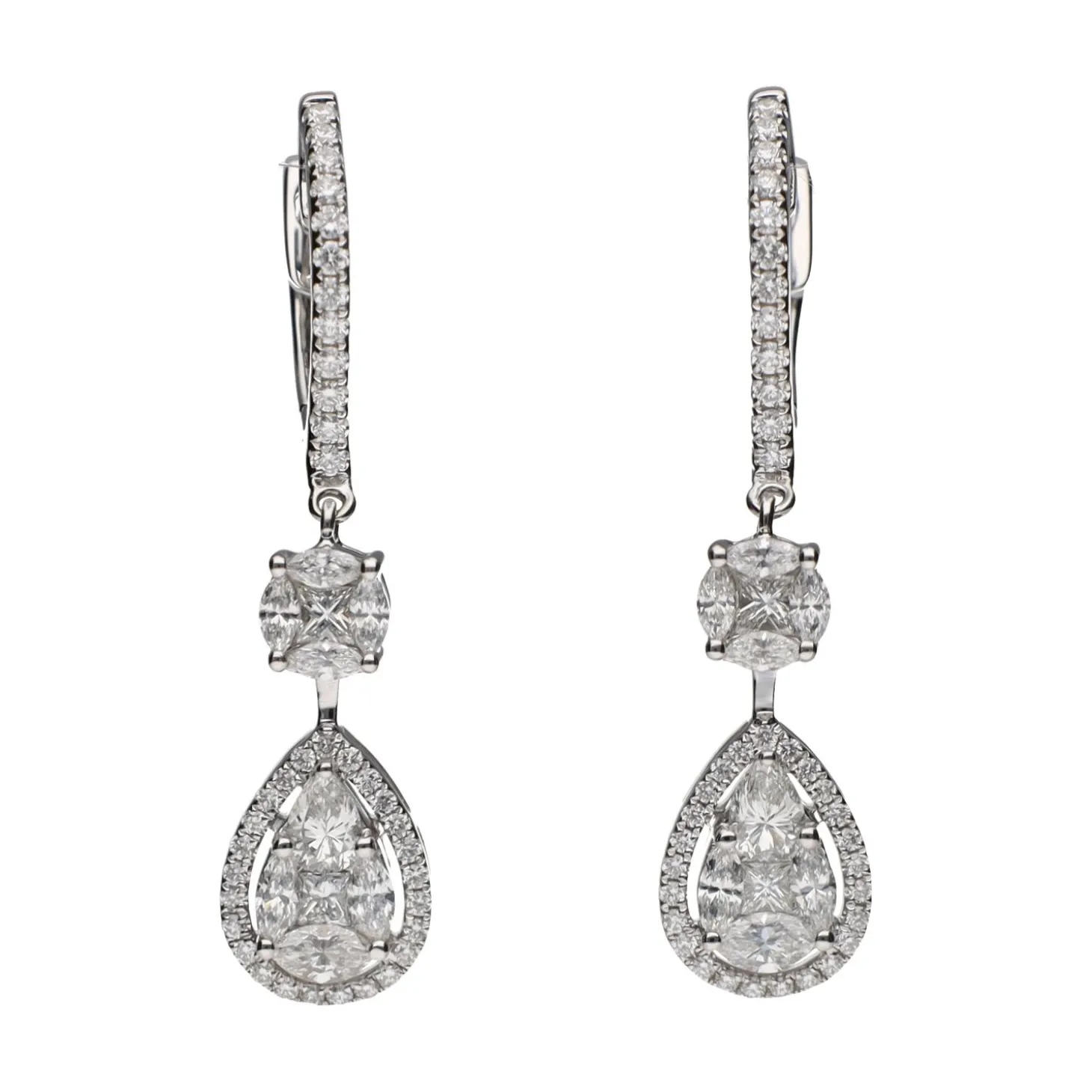 PENDIENTES Pendientes largos en oro blanco con diamantes.