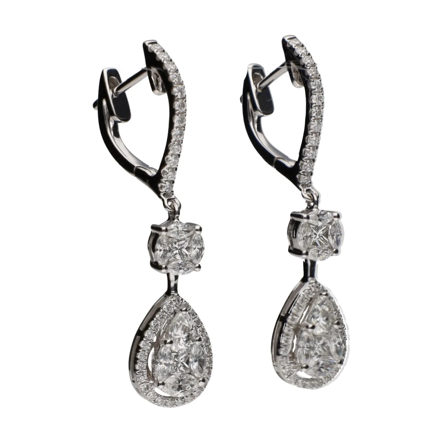 PENDIENTES Pendientes largos en oro blanco con diamantes.