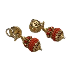 PENDIENTES Pendientes largos realizados en oro amarillo y coral.