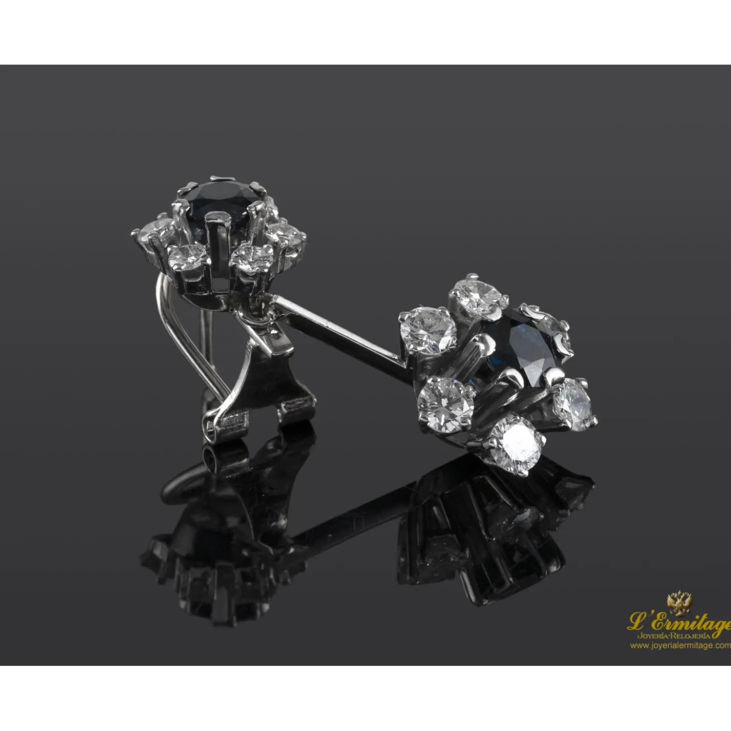 PENDIENTES Pendientes largos con doble roseta de zafrios y brillantes, montados en oro blanco.