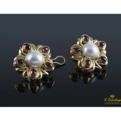 PENDIENTES Pendientes oro amarillo media perla y rubíes.