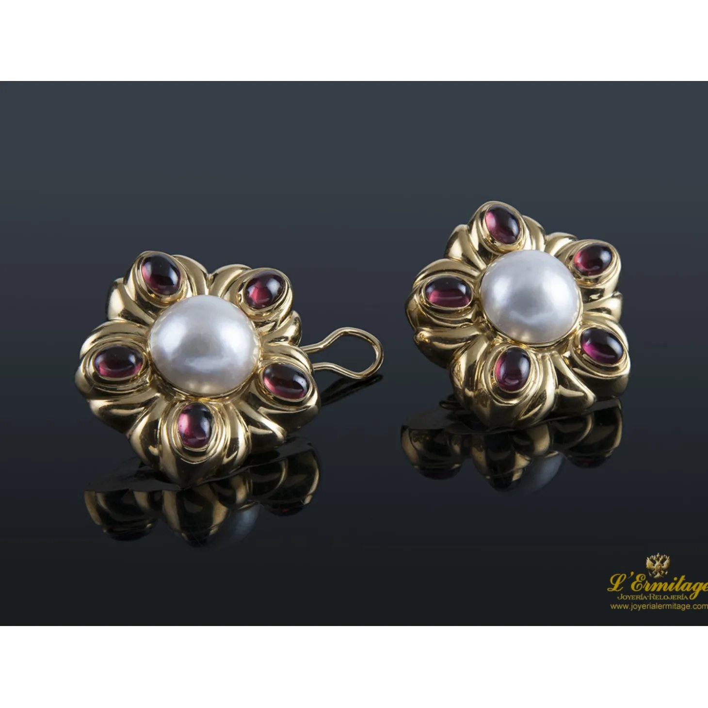 PENDIENTES Pendientes oro amarillo media perla y rubíes.