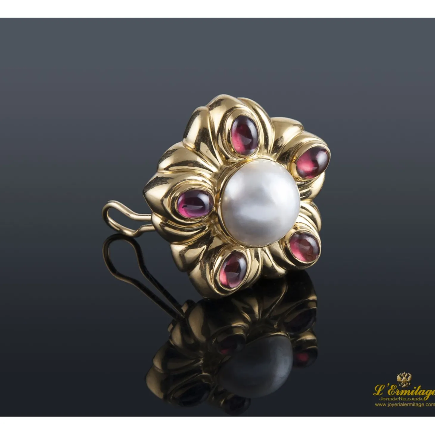 PENDIENTES Pendientes oro amarillo media perla y rubíes.