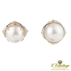 PENDIENTES Pendientes realizados en oro amarillo y perlas.