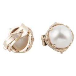 PENDIENTES Pendientes realizados en oro amarillo y perlas.