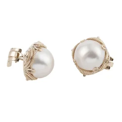 PENDIENTES Pendientes realizados en oro amarillo y perlas.