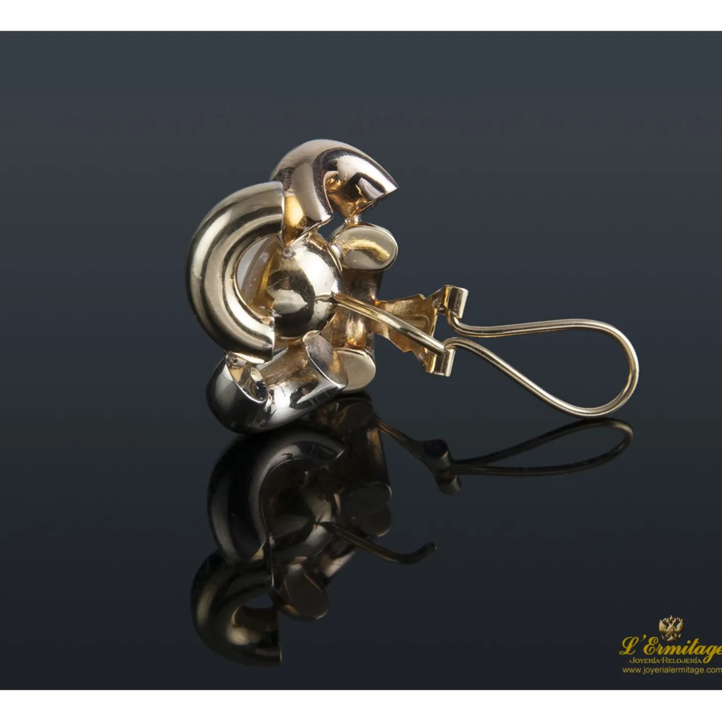 PENDIENTES Pendientes realizados en oro amarillo. Presentan dos perlas mabe.