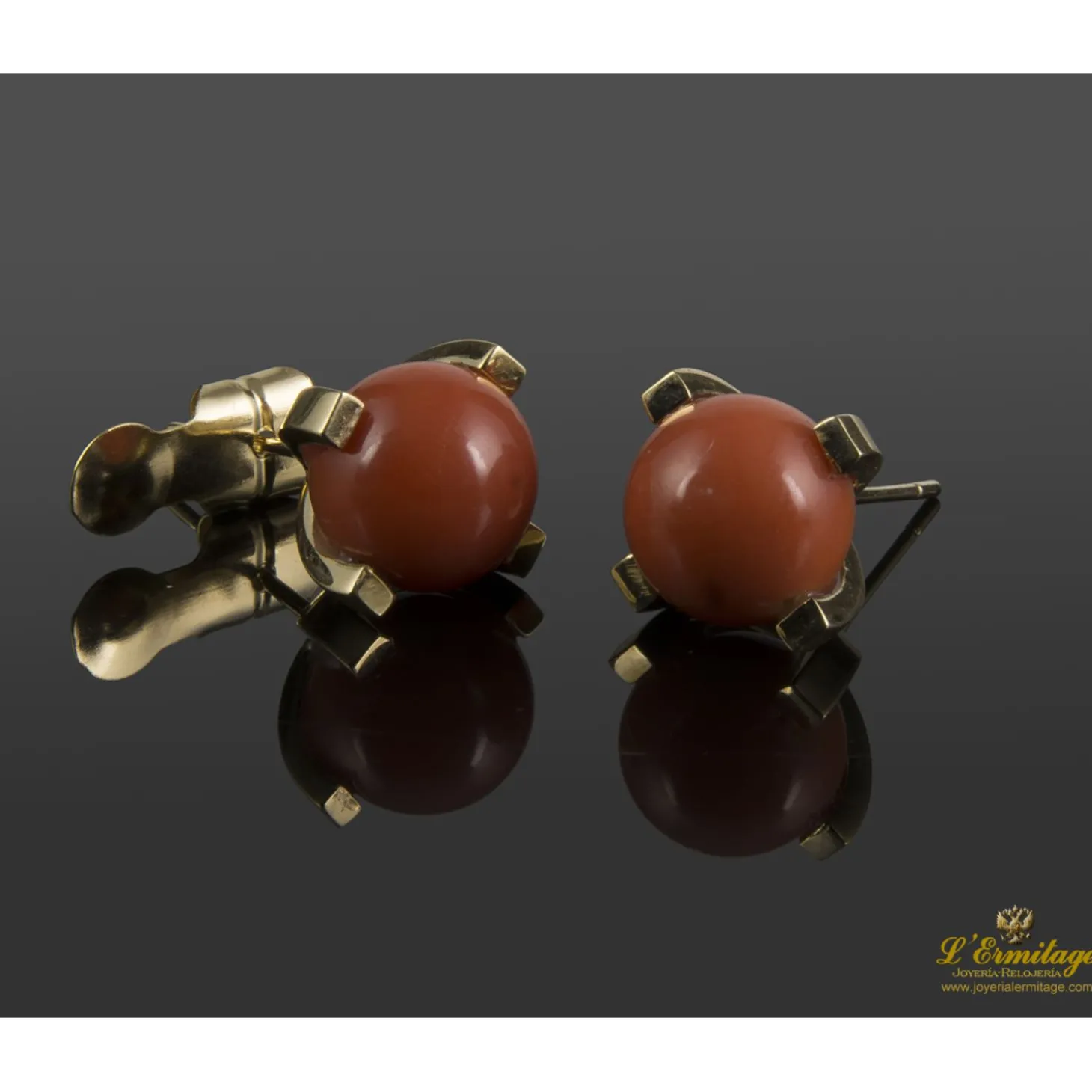 PENDIENTES Pendientes realizados en oro amarillo con coral