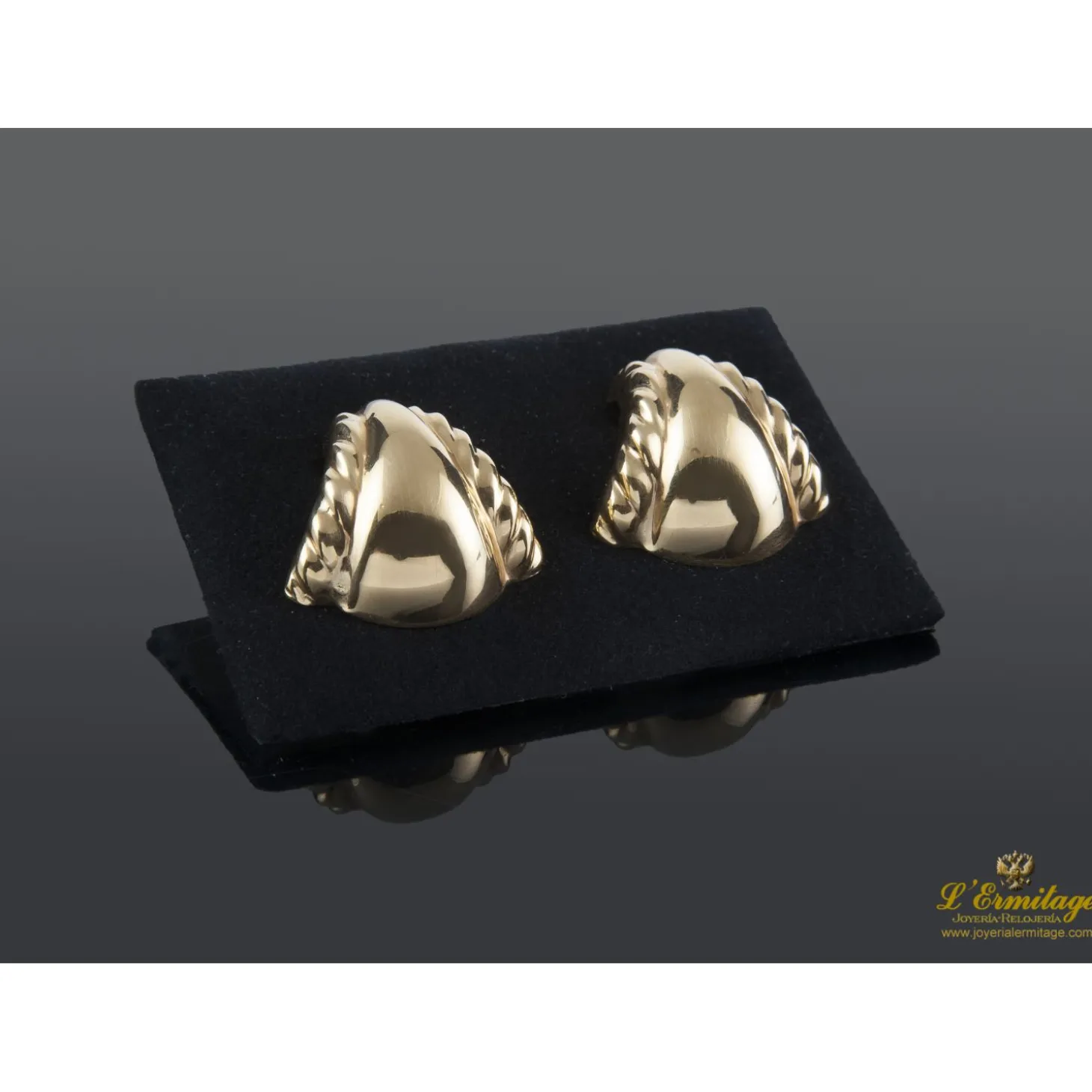 PENDIENTES Pendientes realizados en oro amarillo.