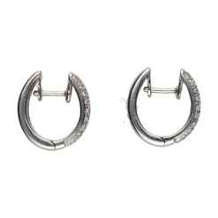 PENDIENTES Pendientes tipo argollas con cuajado de brillantes.