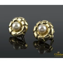 PENDIENTES Pendientes tipo chanel realizados en oro amarillo con centro de perla.
