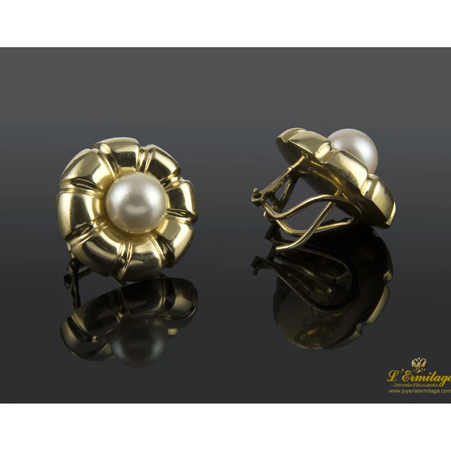 PENDIENTES Pendientes tipo chanel realizados en oro amarillo con centro de perla.