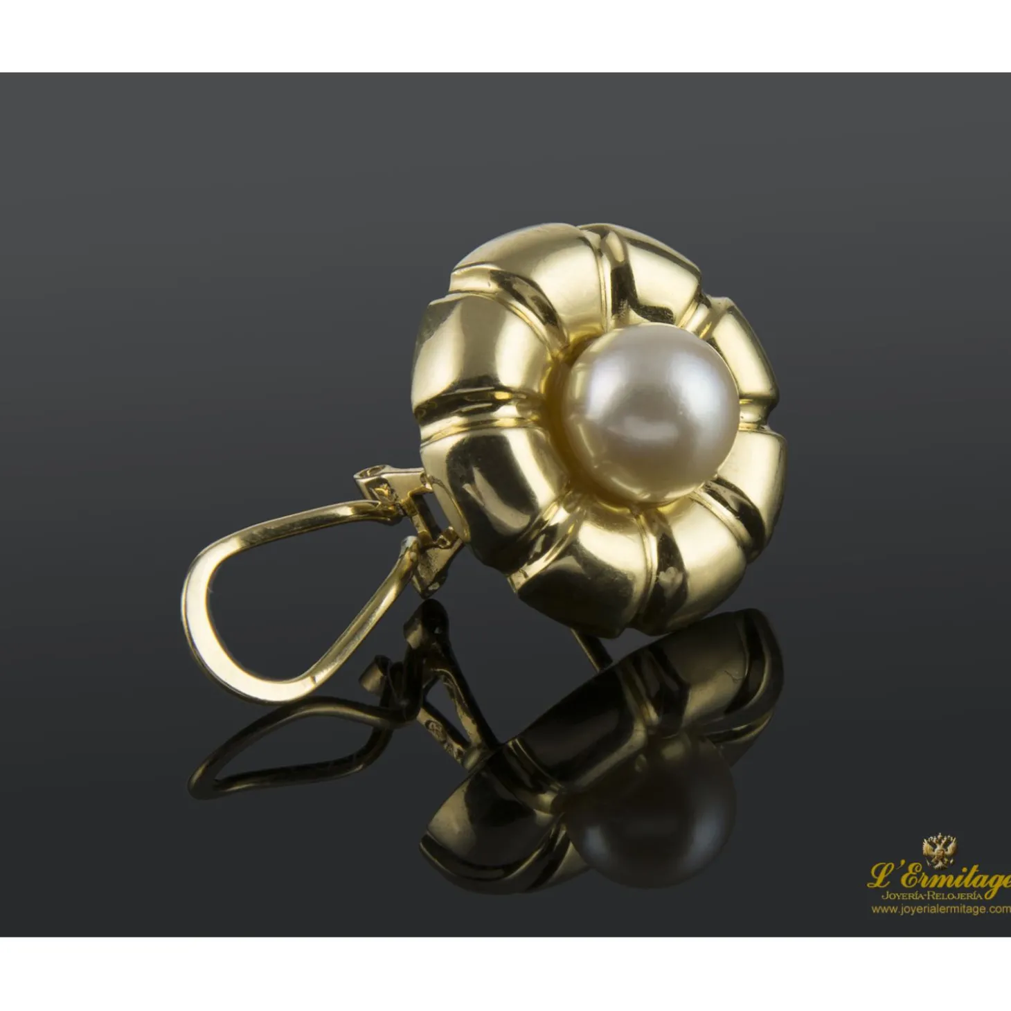 PENDIENTES Pendientes tipo chanel realizados en oro amarillo con centro de perla.