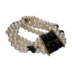 PULSERAS Pulsera de cuatro filas de perlas y ónix en oro amarillo.
