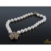 PULSERAS Pulsera de perlas con cierre en oro amarillo con forma de flor.