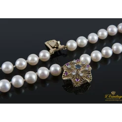 PULSERAS Pulsera de perlas con cierre en oro amarillo con forma de flor.