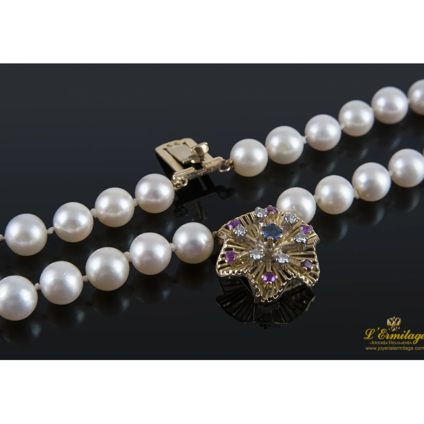 PULSERAS Pulsera de perlas con cierre en oro amarillo con forma de flor.