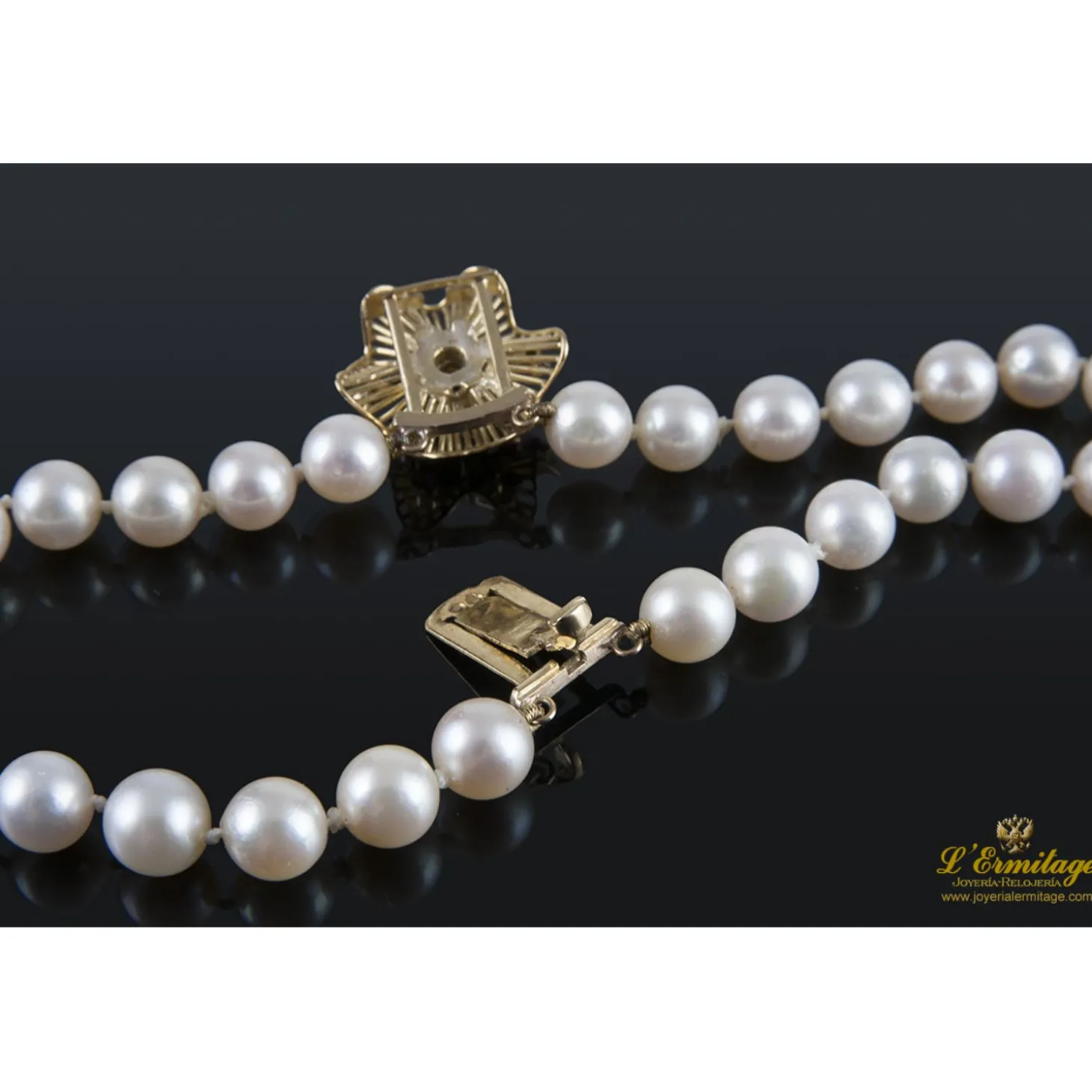 PULSERAS Pulsera de perlas con cierre en oro amarillo con forma de flor.