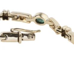 PULSERAS Pulsera en oro amarillo y esmeraldas.