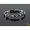 PULSERAS Pulsera en oro blanco con motivos en rosetas de zafiros y brillantes.