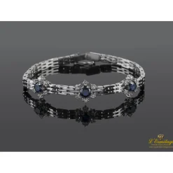 PULSERAS Pulsera en oro blanco con motivos en rosetas de zafiros y brillantes.
