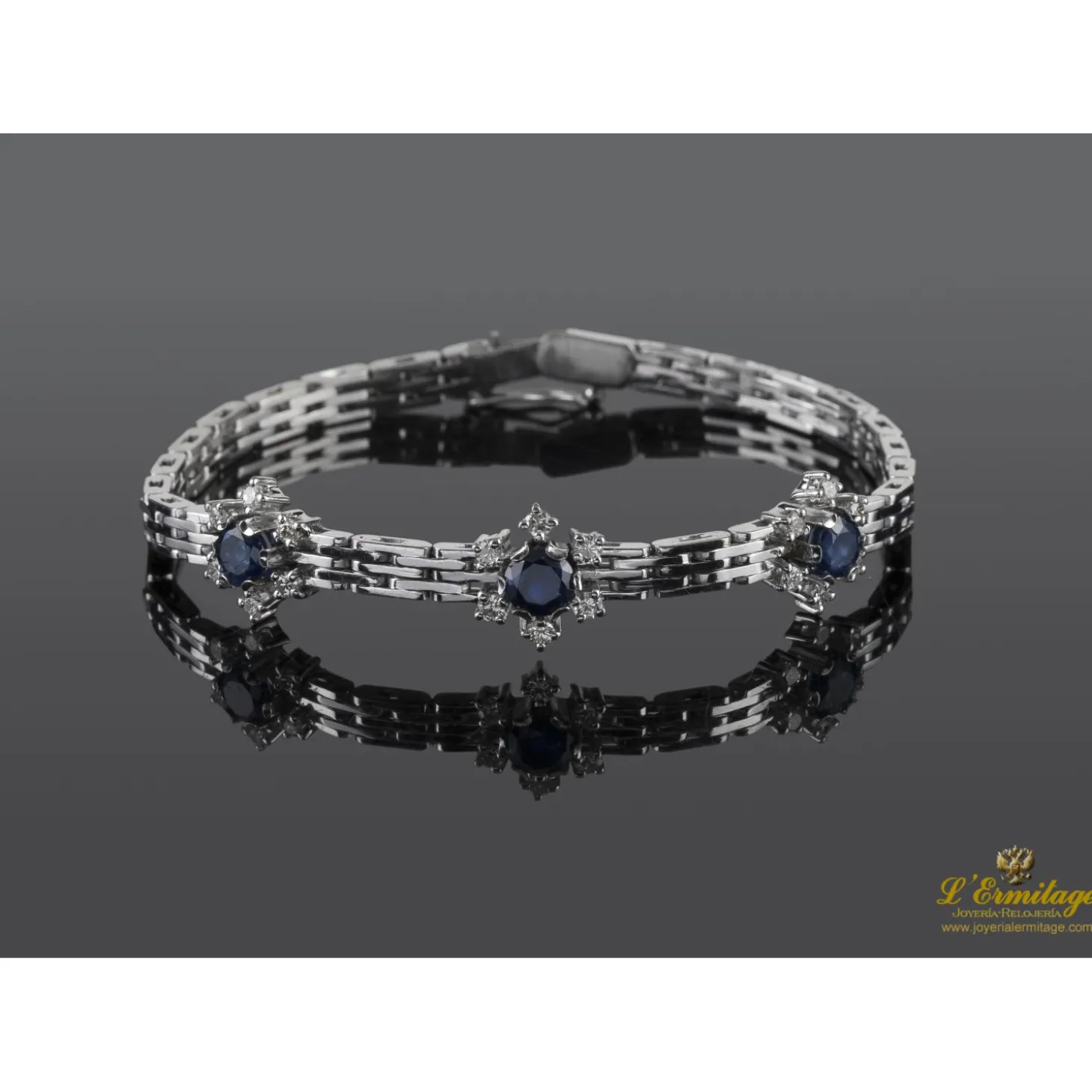 PULSERAS Pulsera en oro blanco con motivos en rosetas de zafiros y brillantes.